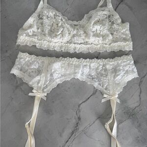 Hanky Panky Elegant Lace Bralette and Garter Set